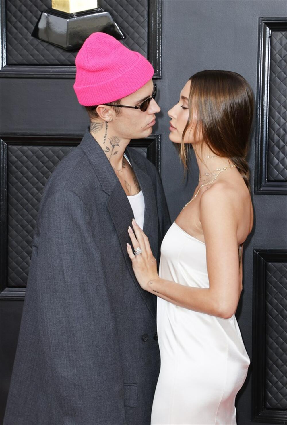 Na internetu mogu da se nađu brojni snimci na kojima se Džastin ne ponaša nimalo džentlmenski pored atraktivne supruge.