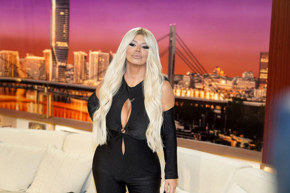 DARA PONOVO POVEĆALA GRUDI: Sad su stvarno DŽINOVSKE, ovako izgleda (FOTO)