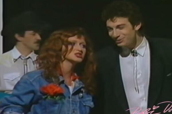 VIĐENA KAKO JEDE U NARODNOJ KUHINJI PA JOJ MITROVIĆ SREDIO ŽIVOT: Danas je DRUGA OSOBA, znate li ko je na FOTKI?