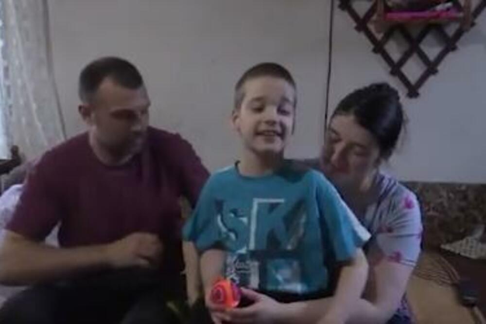 MALI DEJAN (7) MORA DA SKUPI MILION DINARA DO KRAJA JULA: Još uvek nije progovorio, samo šeta! (FOTO)