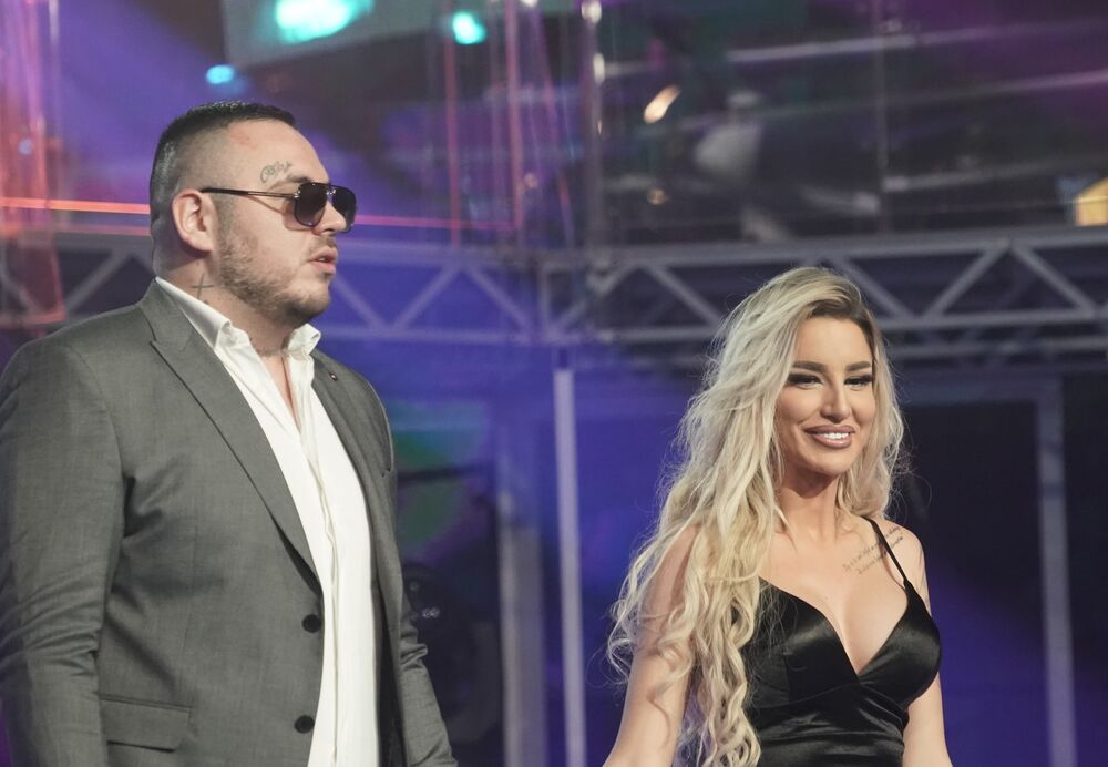 Međutim, jedan kadar privukao je svima pažnju, budući da se pojavila fotografija Cara sa modricom na glavi.