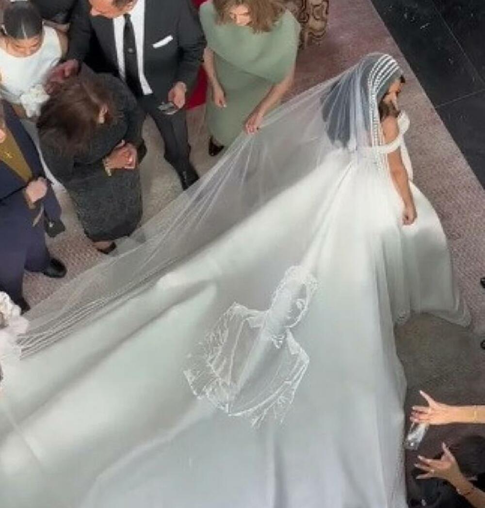 Mlada sa velom na kom je ocrtan lik njenog oca koji je preminuo