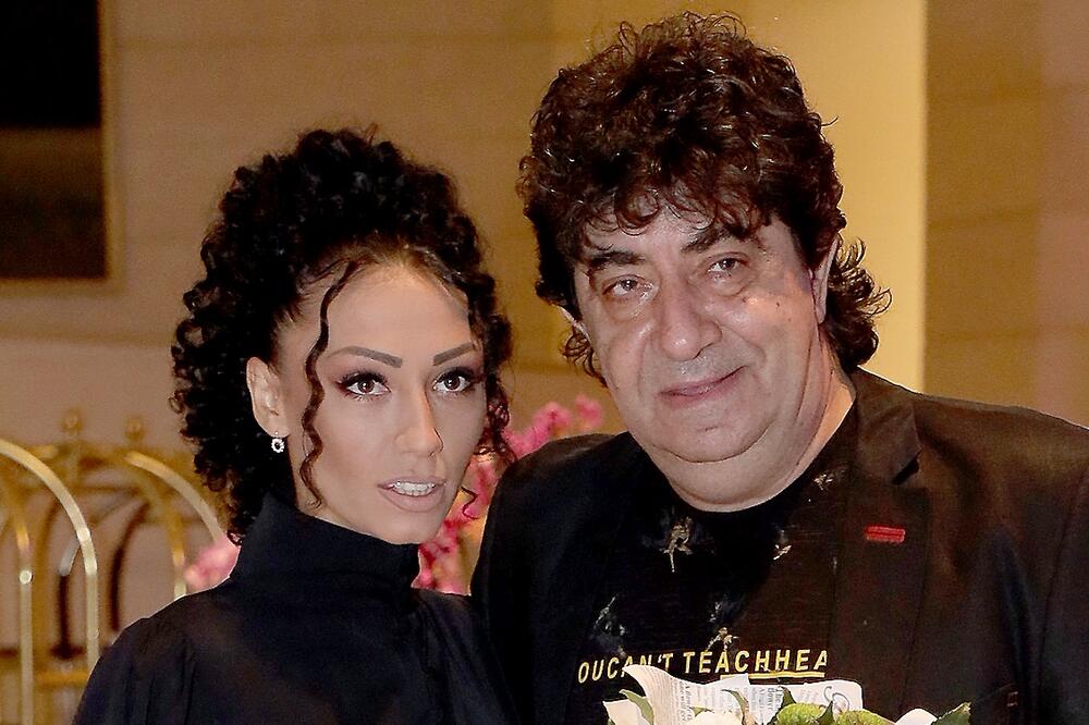 STOMAČIĆ SE JEDVA VIDI! ZORANA POKAZALA KAKO IZGLEDA U BLAGOSLOVENOM STANJU: Ostala TRUDNA sa 30 godina STARIJIM