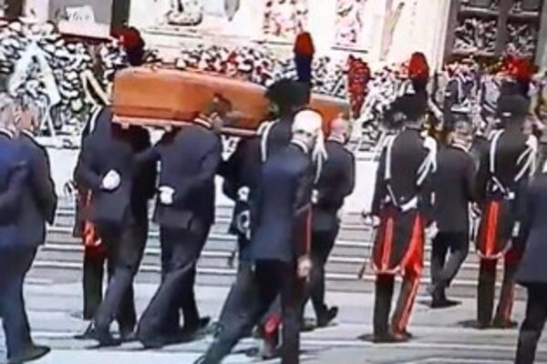 ITALIJA U ŽALOSTI! Građani se opraštaju od Berluskonija, kovčeg bivšeg premijera pozdravili aplauzom (FOTO (VIDEO)