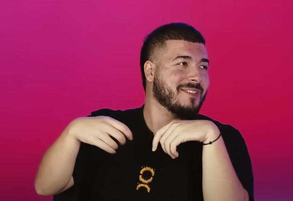 Tokom 2017. i 2018. periodično je izbacivao pesme sa albuma Sleng na kom se našlo deset pesama, a kao gosti na pesmama pojavljuju se Đare, Šajne, Laki Sosa, Vojaž i Heni.