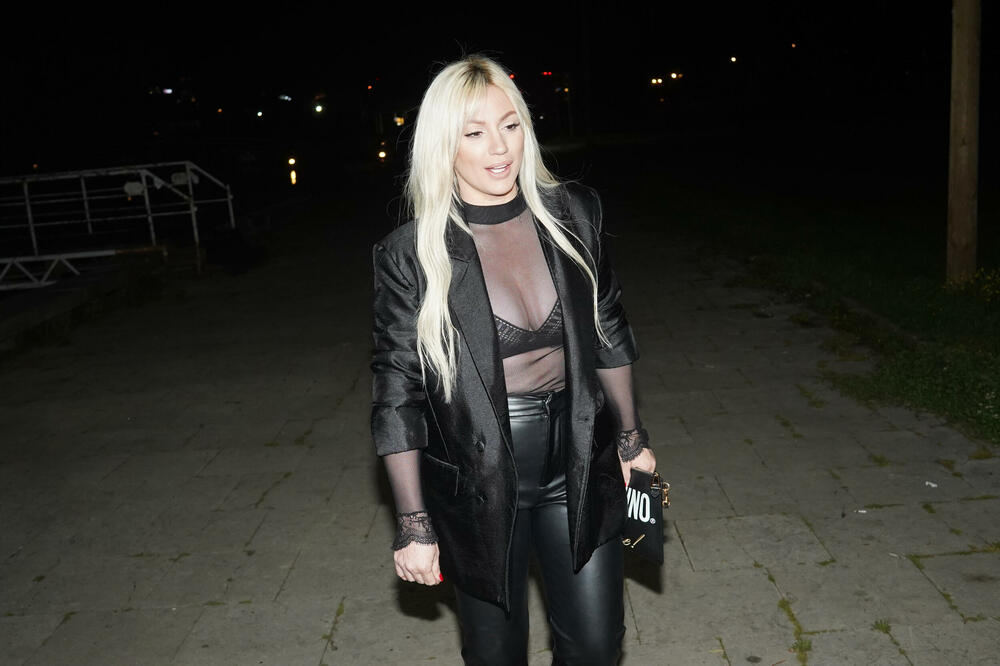 SKINULA SE ANA KOKIĆ: Pevačica muškarce BACILA U TRANS PROVOKATIVNIM FOTKAMA, mreže se usijale