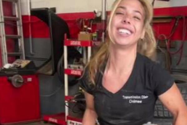 ISPRED NJENE RADIONICE REDOVI SU PUNI: Kada vidite izgled ove BRUTALNE PLAVUŠE shvatićete i ZAŠTO (VIDEO)