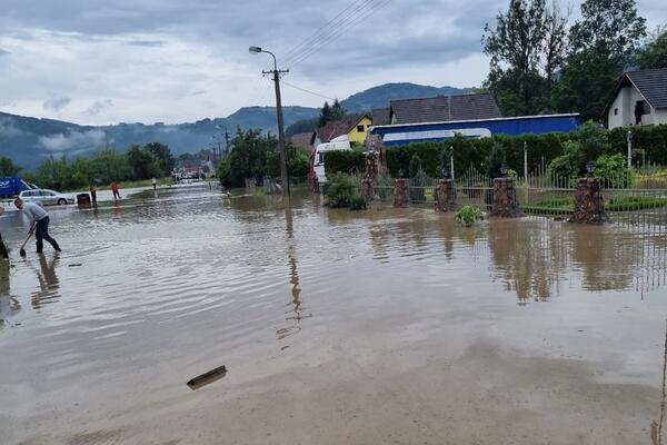 KATASTROFA U KOSJERIĆU: Evakuisano 25 ljudi, bujica oštetila MOST i odnela BANDERE (FOTO)