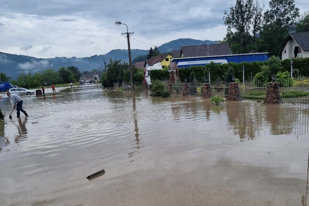 KATASTROFA U KOSJERIĆU: Evakuisano 25 ljudi, bujica oštetila MOST i odnela BANDERE (FOTO)