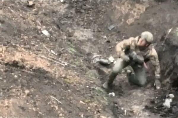 DRAMATIČAN SNIMAK IZ BAHMUTA: Ruski vojnik čekao da ga ubiju dronom, a onda uradio NEŠTO NEOČEKIVANO! (VIDEO)