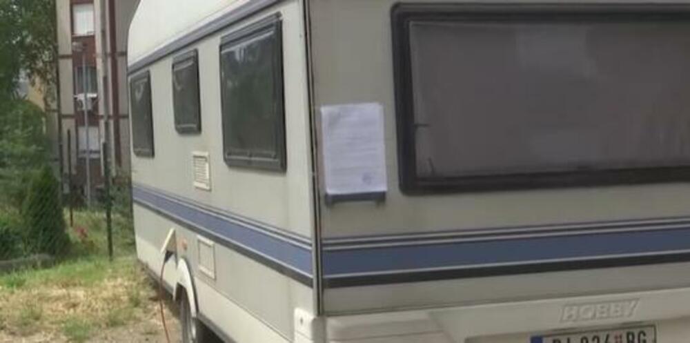 Sporna kamp prikolica