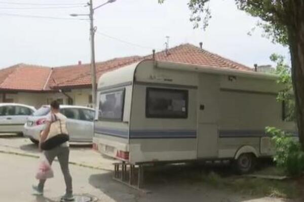 "PONAŠA SE NEPRIKLADNO, DECA GA SVAKI DAN GLEDAJU": Kamp prikolica zagorčava život stanovnicima Zvezdare (FOTO)