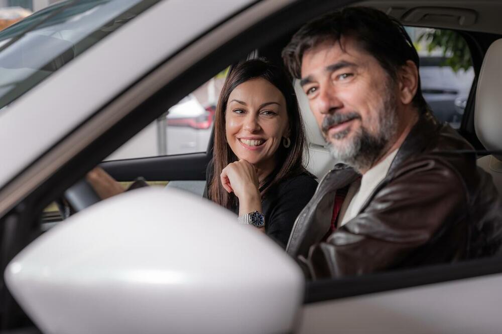 SLOBODA I VOJIN VOZE NAJNOVIJU MAZDINU MAŠINU: Opremljena je NAJSAVREMENIJOM tehnologijom