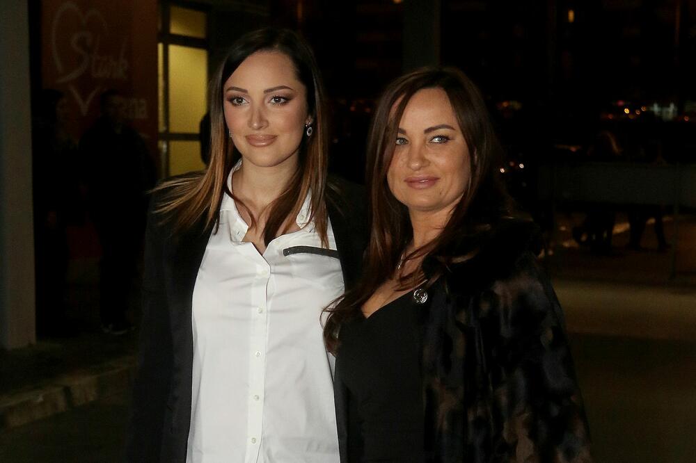 ESPRESO DOŠAO DO FOTKE O KOJOJ ĆE BRUJATI SRBIJA! Samo pogledajte šta Prijina MAJKA Borka nosi na GRUDIMA , HIT