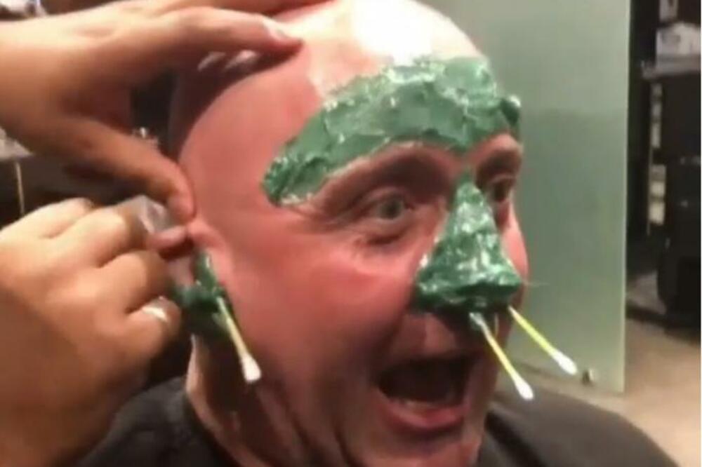 ĆELAVI OTIŠAO DA IZDEPILIRA GLAVU, A ONDA JE USLEDIO ŠOK: Morate da vidite reakciju ovog tipa (VIDEO)