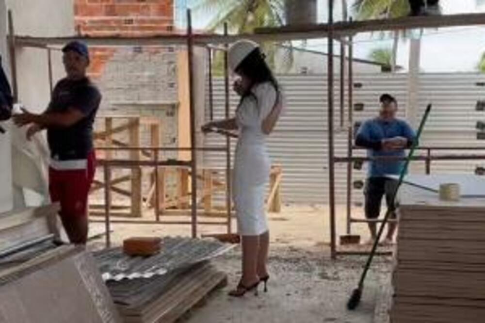 DUDA JE TIHA PATNJA I RADNIKA I PROLAZNIKA, NIKO NE SKIDA OČI SA NJE DOK OBILAZI GRADILIŠTA: Ovo je FATALNO (VIDEO)