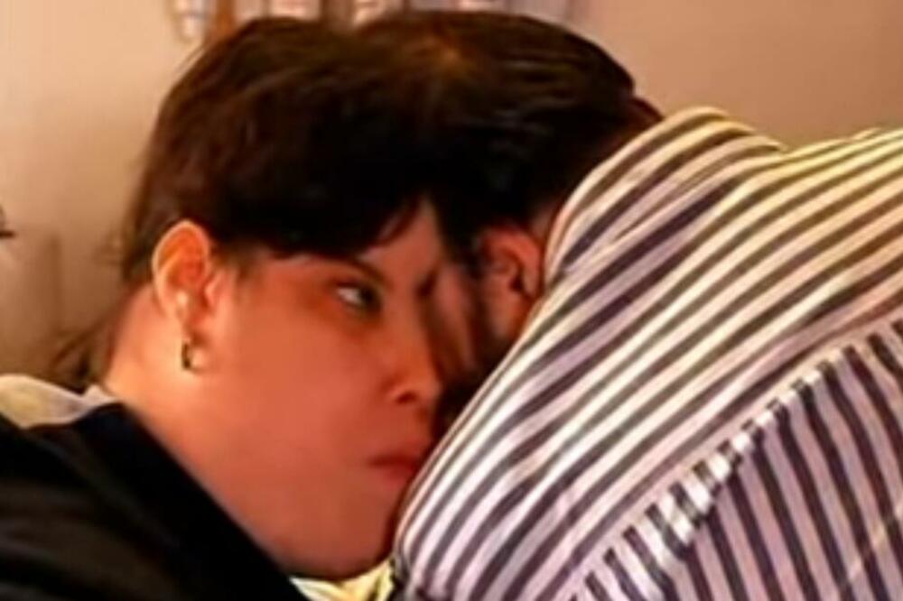 SIJAMSKI BLIZANCI POKAZALI KAKO IM IZGLEDA LJUBAVNI ŽIVOT: Kada je INTIMNA sa dečkom, njen BRAT RADI OVO (VIDEO)