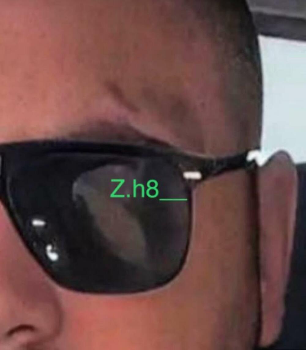 Poznato je da je Carevo lice ukrašeno tetovažama, pa mu iznad obrve stoji ,'Capo', ali da se zbog filtera zamutilo, pa je ispalo kao da je u pitanju modrica.