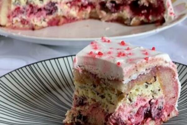 PROFESIONALNI KUVAR OTKRIO RECEPT ZA VOĆNU TORTU SA PIŠKOTAMA: Prava letnja poslastica OSVEŽAVA u sekundi (VIDEO)