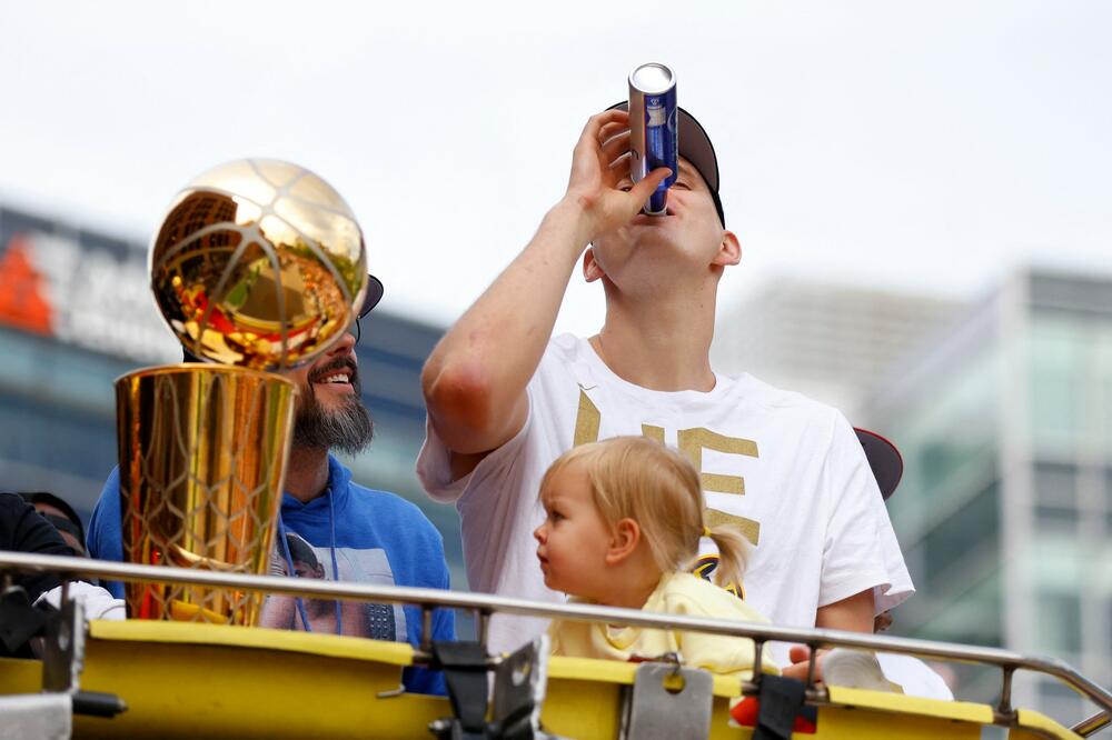 STIGAO JE NBA ŠAMPION! Nikola Jokić sa porodicom sleteo u Srbiju