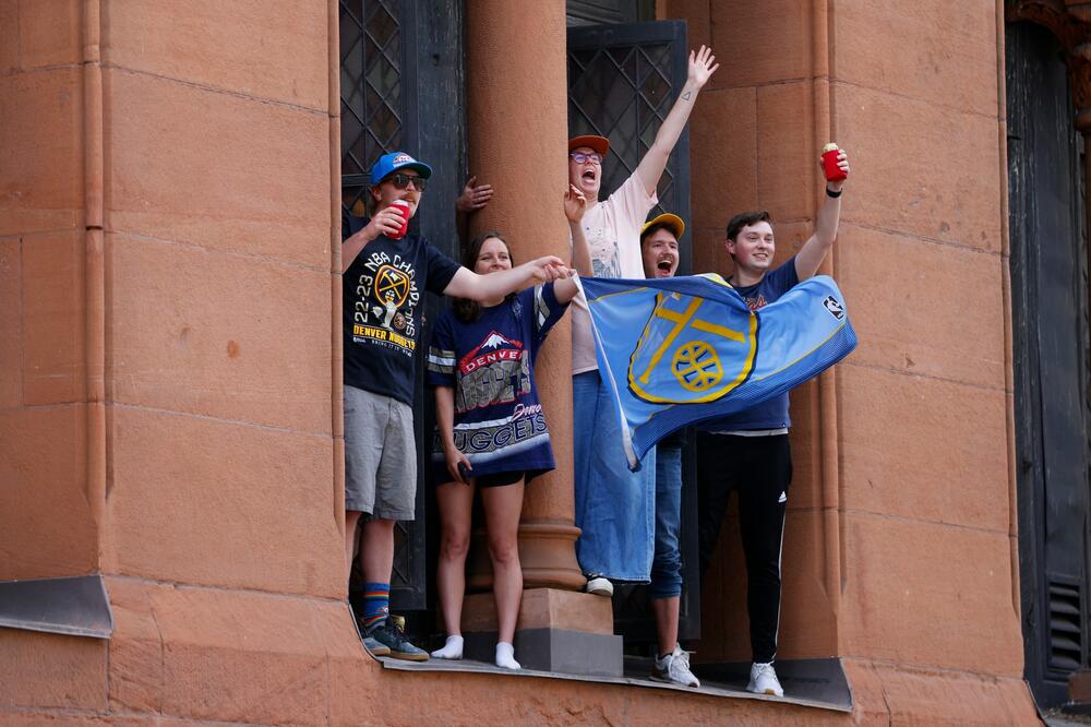 U DENVERU NE ZNAJU DA SLAVE: Kamion UDARIO policajca, prevezen u BOLNICU sa ozbiljnim povredama!