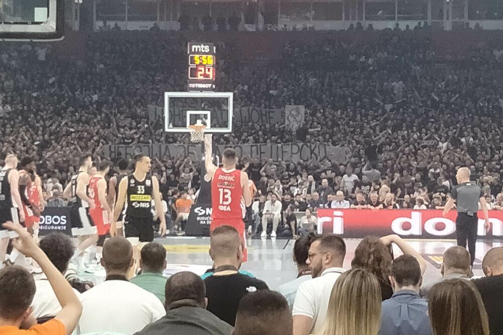 "GROBARI" PORUKOM IZ FILMA VREĐALI ČOVIĆA: A onda SRAMNO skandirali supruzi Zvezdinog asa! (FOTO/VIDEO)