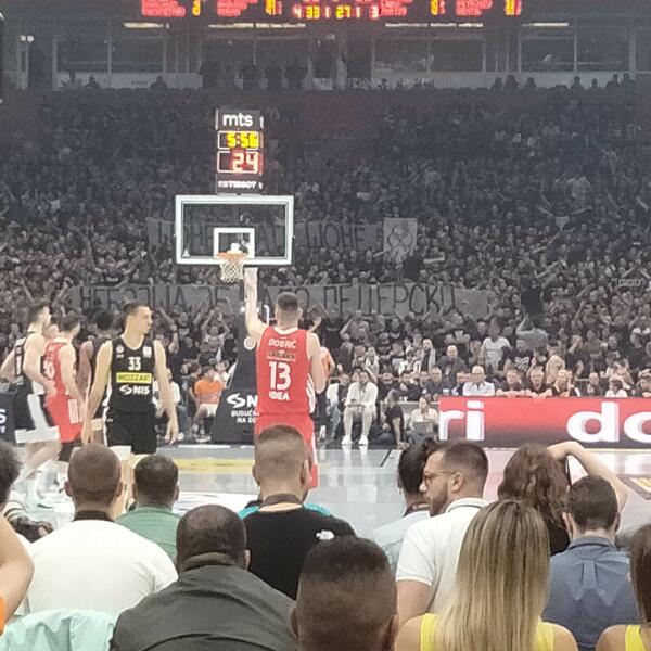 "GROBARI" PORUKOM IZ FILMA VREĐALI ČOVIĆA: A onda SRAMNO skandirali supruzi Zvezdinog asa! (FOTO/VIDEO)