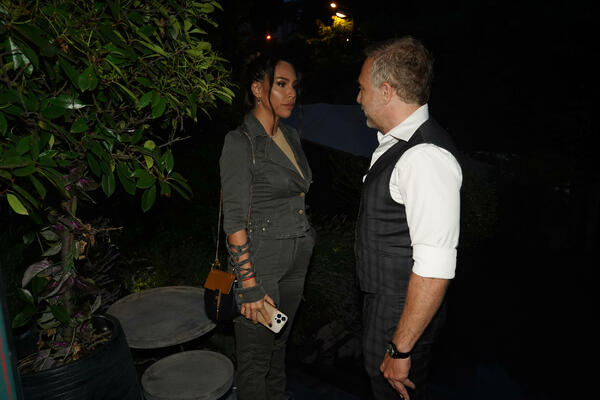 KO JE ŽENA U KOJU KALINIĆ GLEDA SA OSMEHOM NA LICU? Kada se pojavila RAZNELA je sve LEPOTOM, ne viđa se SVAKI DAN