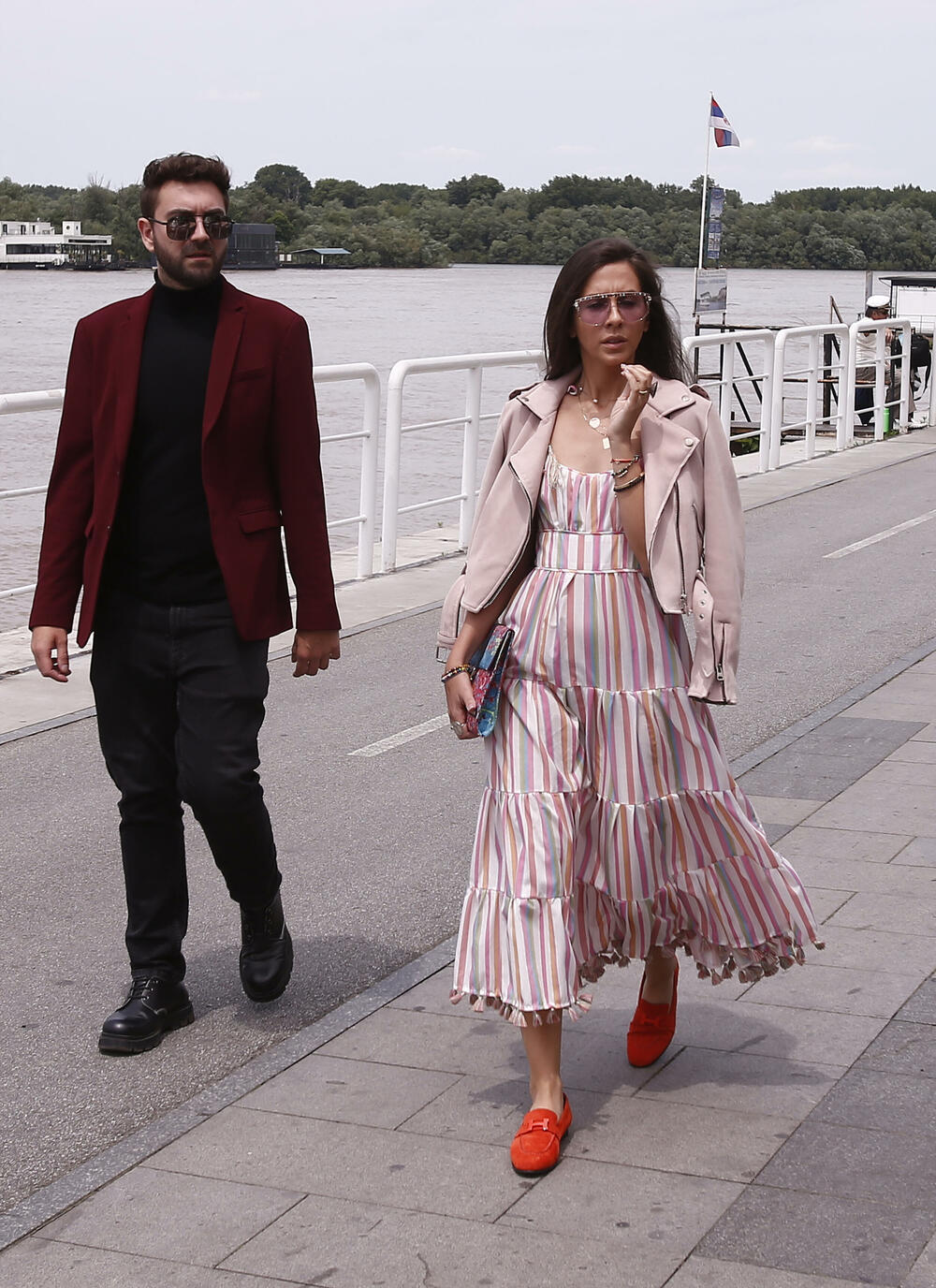 Preko je obukla kožnu jaknu u bebi roze boji