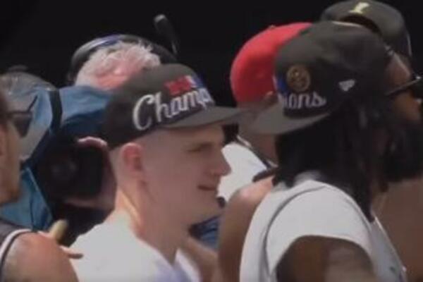 NISU TAMBURAŠI, ALI MOŽE DA PROĐE! Jokićev šampionski PLES će vas nasmejati do suza! (VIDEO)