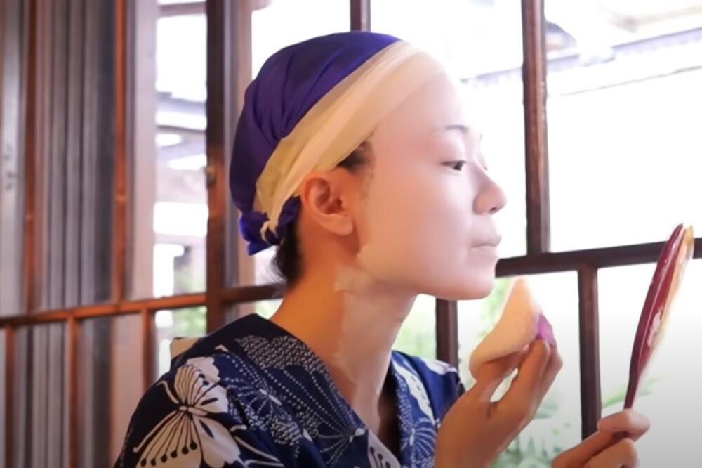 OVAKO IZGLEDAJU NEPRIKOSNOVENE ZAVODNICE IZ JAPANA: Zanemećete kad vidite snimak GEJŠI PRE ŠMINKANJA (VIDEO)