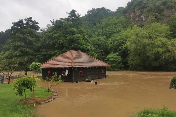 POČELA ISPLATA POMOĆI ZA PORODICE ČIJE SU KUĆE STRADALE U POPLAVAMA U JUNU: Evo koliko novca mogu da očekuju!