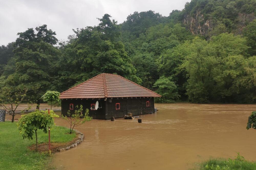 POČELA ISPLATA POMOĆI ZA PORODICE ČIJE SU KUĆE STRADALE U POPLAVAMA U JUNU: Evo koliko novca mogu da očekuju!
