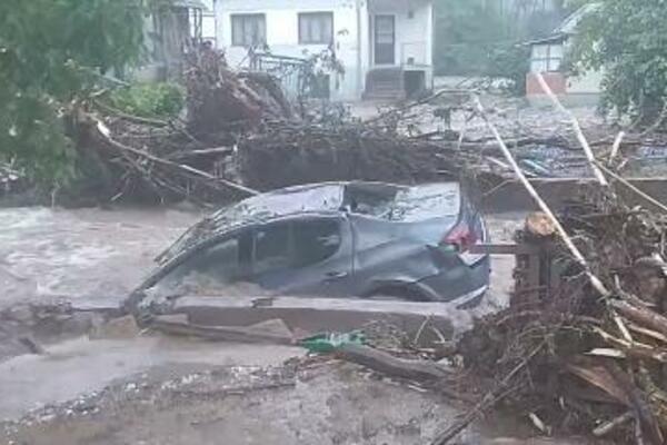 LJUDI BEŽALI GLAVOM BEZ OBZIRA I SPAŠAVALI ŠTA SU MOGLI: Aranđelovac POPLAVLJEN, "Dobro je da smo živi"