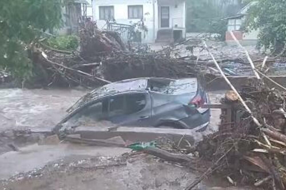 ZASTRAŠUJUĆI PRIZORI IZ JAGODINE: Nabujala reka nosi automobile, Belica dostigla kritičan nivo! (VIDEO)