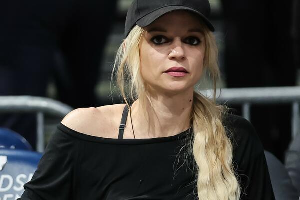 I DALJE BRUTALNO IZGLEDA! Prelepa glumica se pojavila na meču Partizana i Zvezde i UKRALA SLAVU! (FOTO)