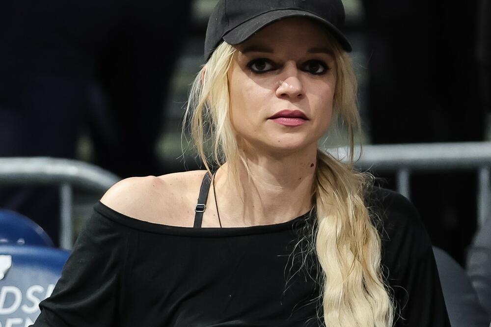 I DALJE BRUTALNO IZGLEDA! Prelepa glumica se pojavila na meču Partizana i Zvezde i UKRALA SLAVU! (FOTO)