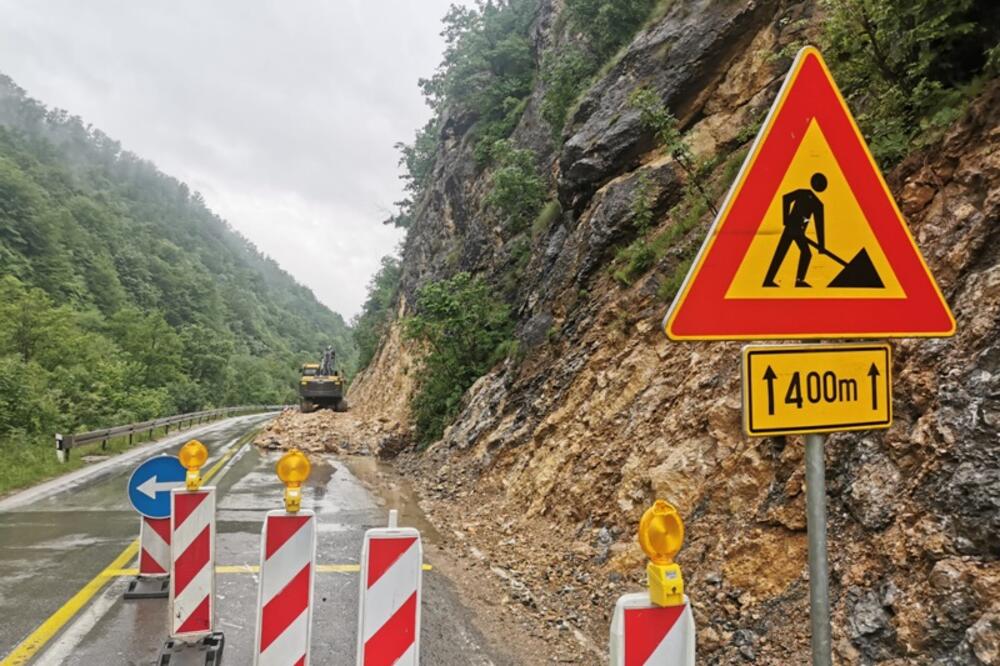VOZAČI, OPREZ AKO IDETE OVIM PUTEM: Jedna traka potpuno zatrpana zemljom i kamenjem, STANJE HAOTIČNO! (FOTO)