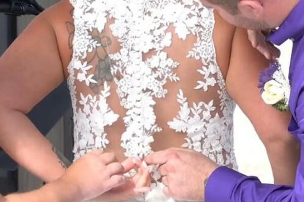 TO ĆE BITI ZAVETI KOJE ĆE PAMTITI: Dok je slušala BUDUĆEG, evo ŠTA joj je UŠLO u venčanicu - imala je sreće (VIDEO)