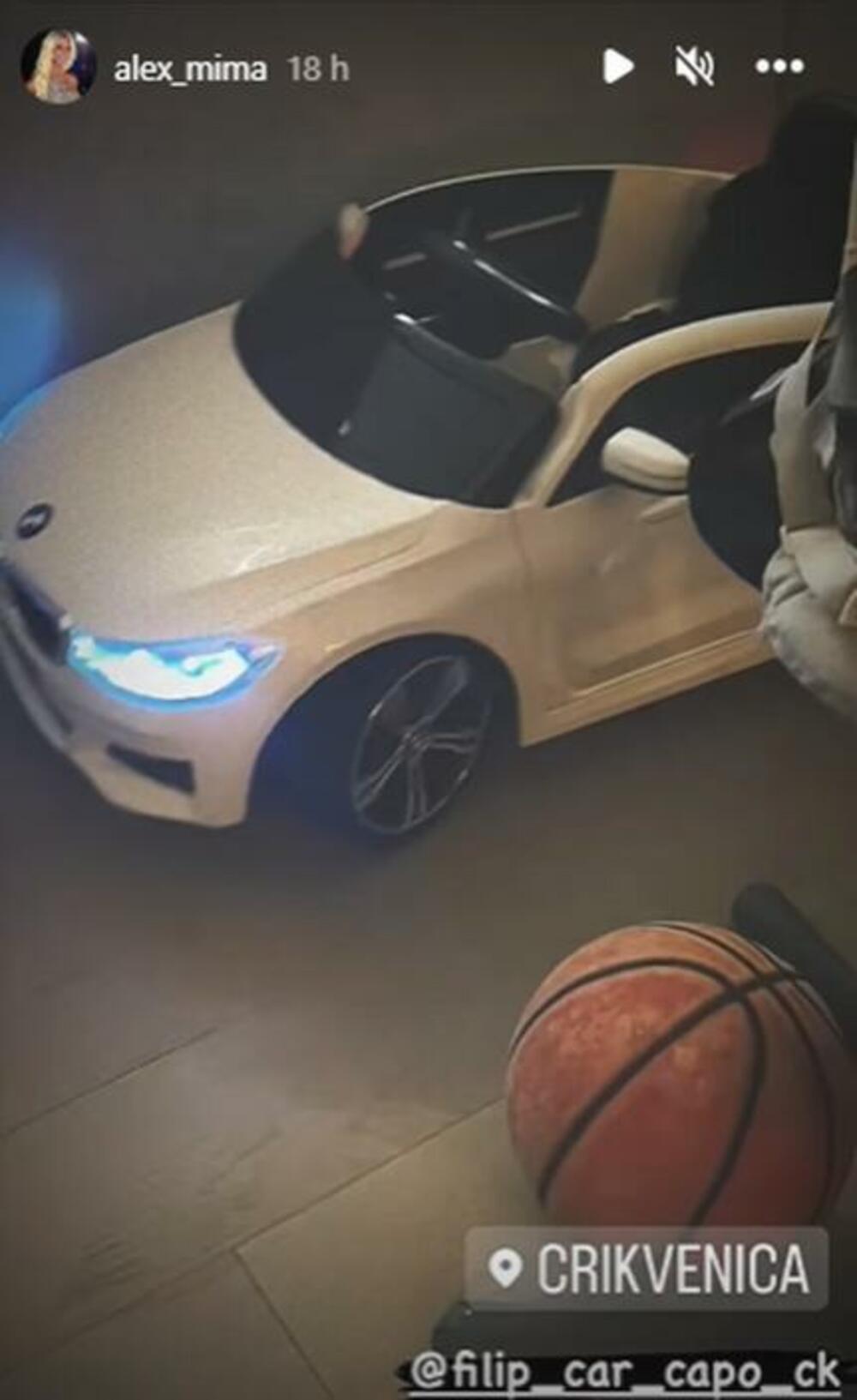 Odmah su se našli komentari da Filip Car vežba za buduću ulogu roditelja i njihovo dete, te su im poželeli da se to što pre i ostvari, obzirom da planiraju venčanje.