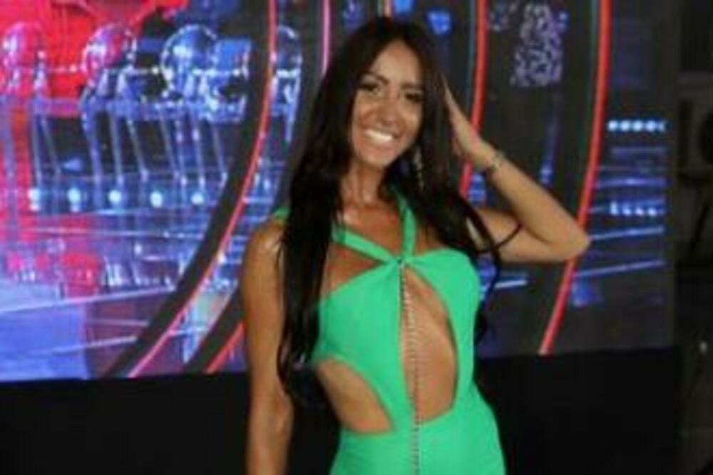 SLAĐA PORŠELINA SNIMALA OGROMNE GRUDI PA ONDA NASTAVILA KAMEROM PO TELU: Zumirala ZADNJICU i pokazala PUN OBLIK