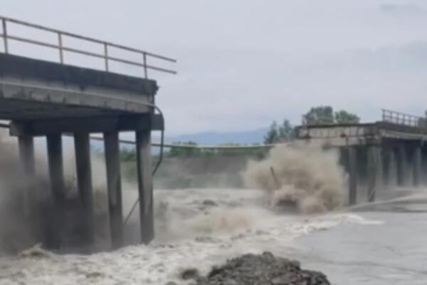 ZASTRAŠUJUĆI PRIZOR ZAPREPASTIO SRBIJU: Srušio se most na Zapadnoj Moravi pod naletom bujice (FOTO)