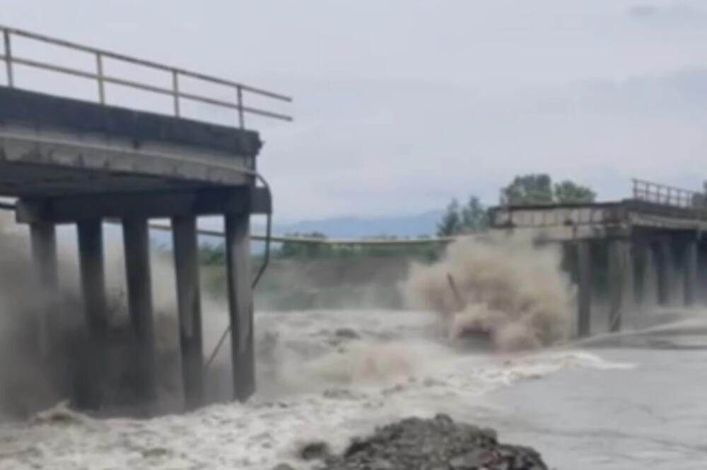 ZASTRAŠUJUĆI PRIZOR ZAPREPASTIO SRBIJU: Srušio se most na Zapadnoj Moravi pod naletom bujice (FOTO)