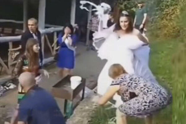 DOK SE TAŠTA I SVEKRVA BIJU, MLADA MOKRI PRED GOSTIMA Bizaran snimak sa svadbe šokirao sve, šta je ovo? (VIDEO)