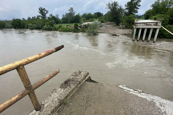 Izlila se Zapadna Morava kod Čačka! Kiša podigla vodostaj reke, probijen nasip novog rečnog korita!
