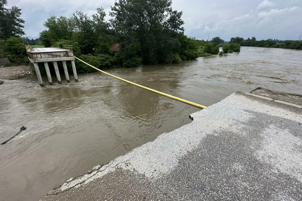 AUTOBUS PUN PUTNIKA UMALO SE OBRUŠIO U NABUJALU MORAVU: Za dlaku sprečena TRAGEDIJA kod Čačka! (VIDEO)
