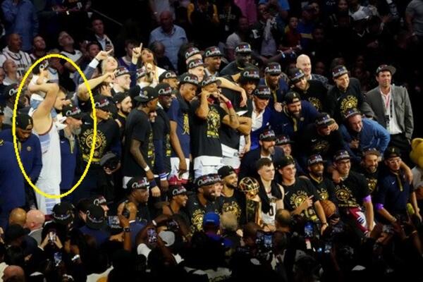 GARNET NE VERUJE: Pogledajte sliku, Jokić se sklonio, negde je u 4. redu... On je jedan jedini! (FOTO/VIDEO)