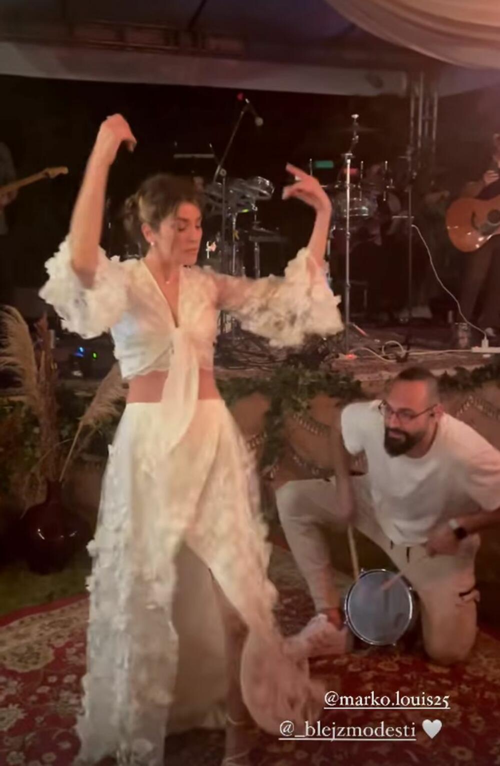 Anđela je blistala u beloj venčanici koju je nakon čina venčanja skinula, a potom je obukla beli komplet - suknju i top