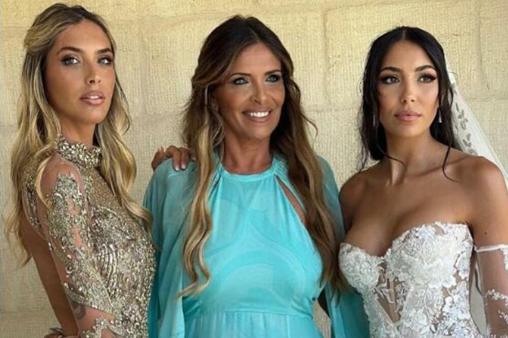 SINIŠINA ĆERKA U HALJINI SA DUBOKIM IZREZOM I GOLIH RAMENA: Ponosna mama Arijana podelila fotke s venčanja! (FOTO)