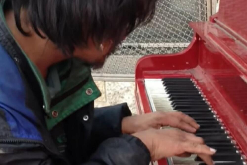 SPAVAO NA ULICI, PRLJAV I IZGLADNEO, A ONDA JE SEO ZA KLAVIR: Prizor zbog kog ćete LITI SUZE, jedna stvar KIDA SRCE